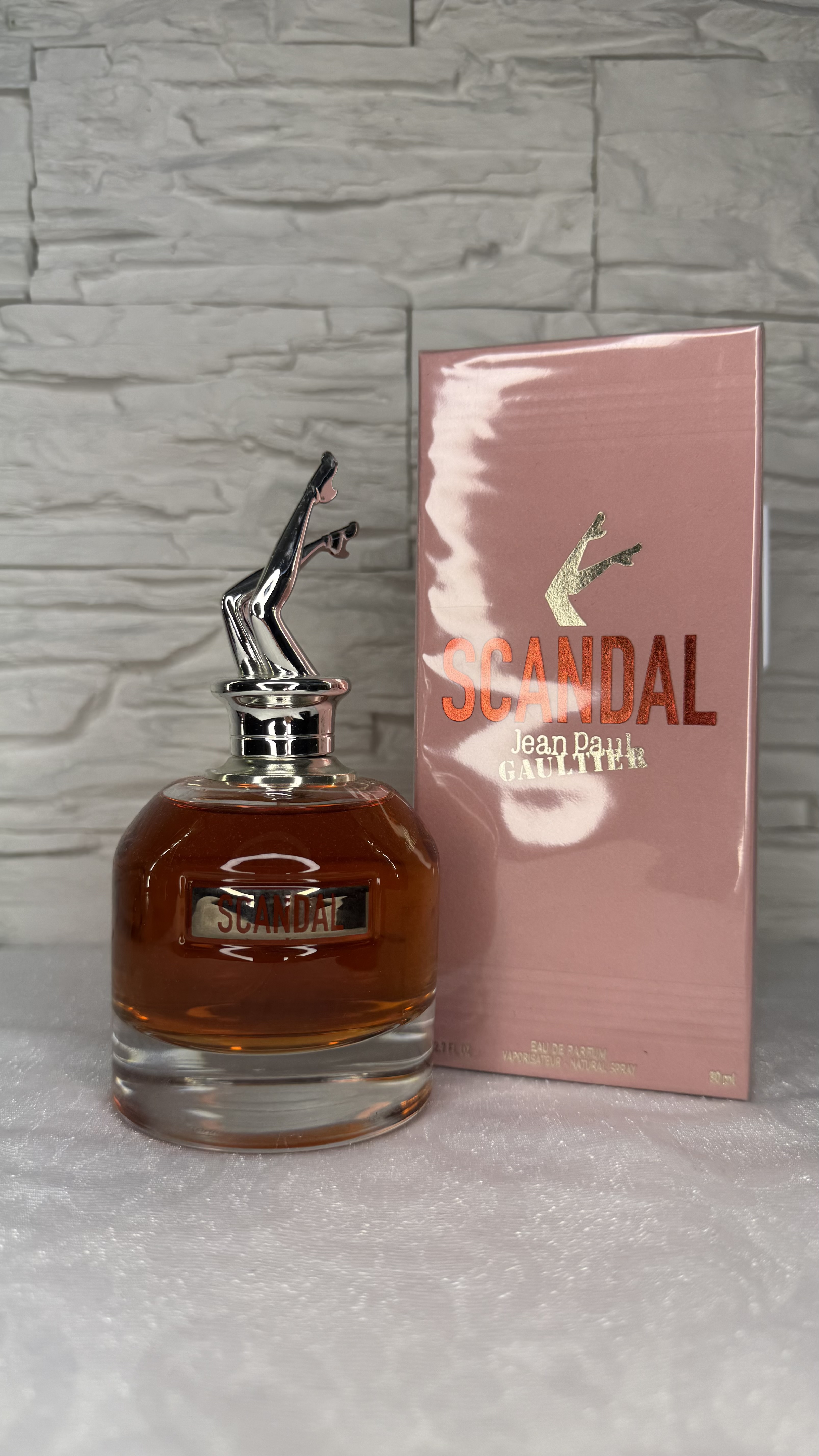 Scandal Femei