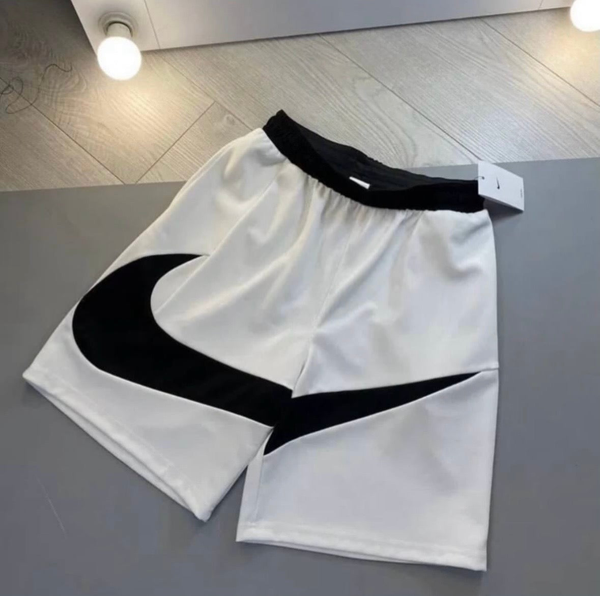 NIKE BIG SWOOSH