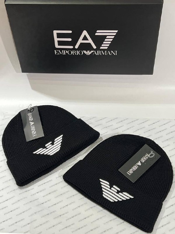 Căciulă Emporio Armani cu vultur