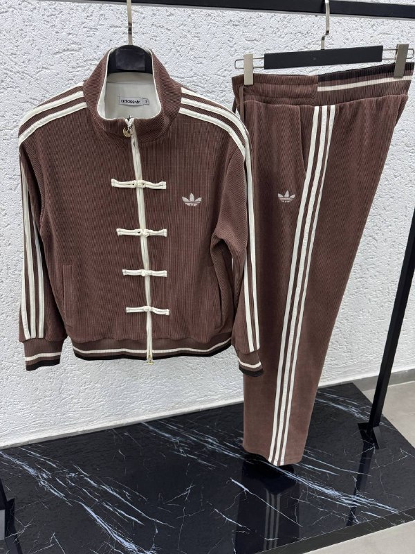 Costum adidas cu nasturi chinezești